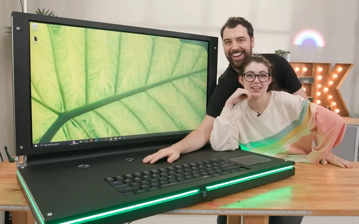 Este portátil gigante de fabricación propia tiene una pantalla de 43 pulgadas y pesa 45 kg