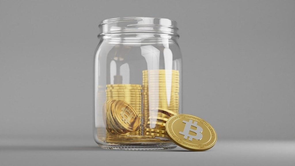 Olla con criptomonedas apiladas con símbolo de Bitcoin