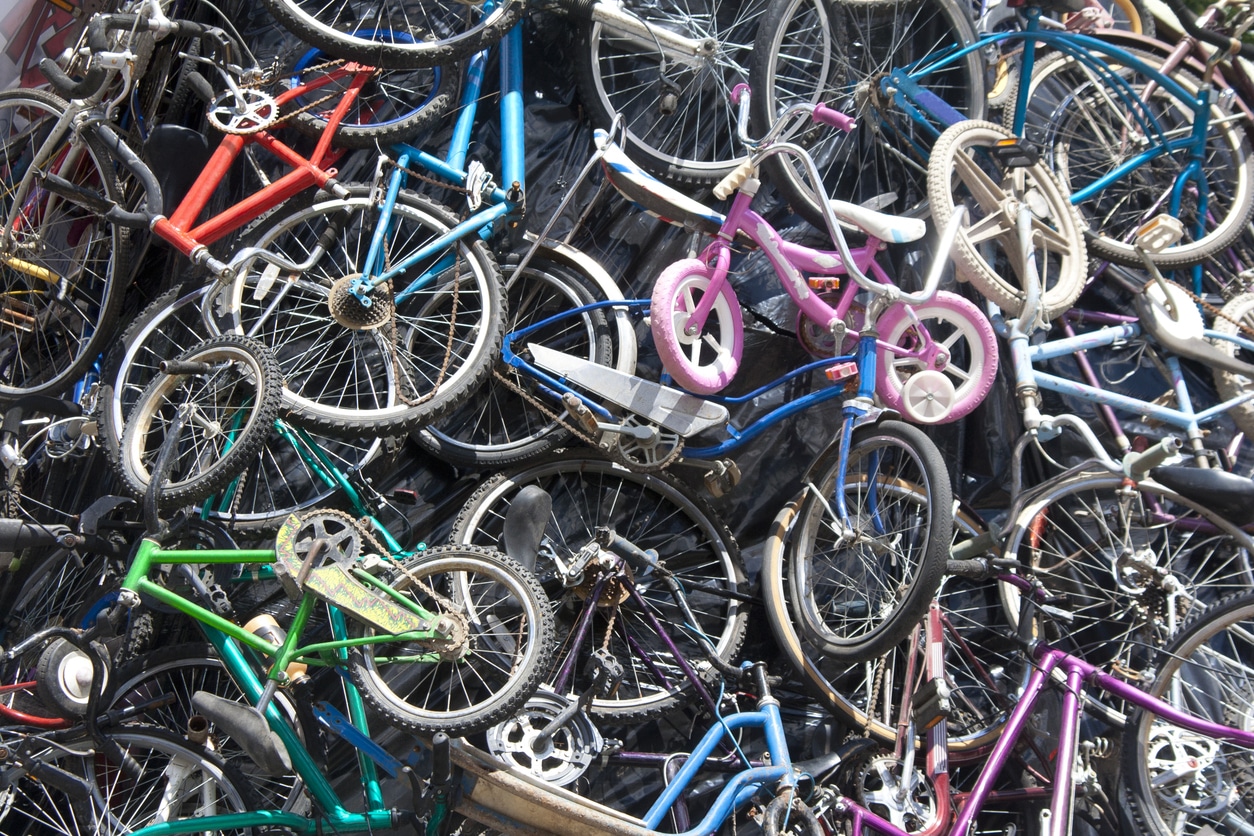 centro de reciclaje de basurero de ruedas de bicicletas desechadas