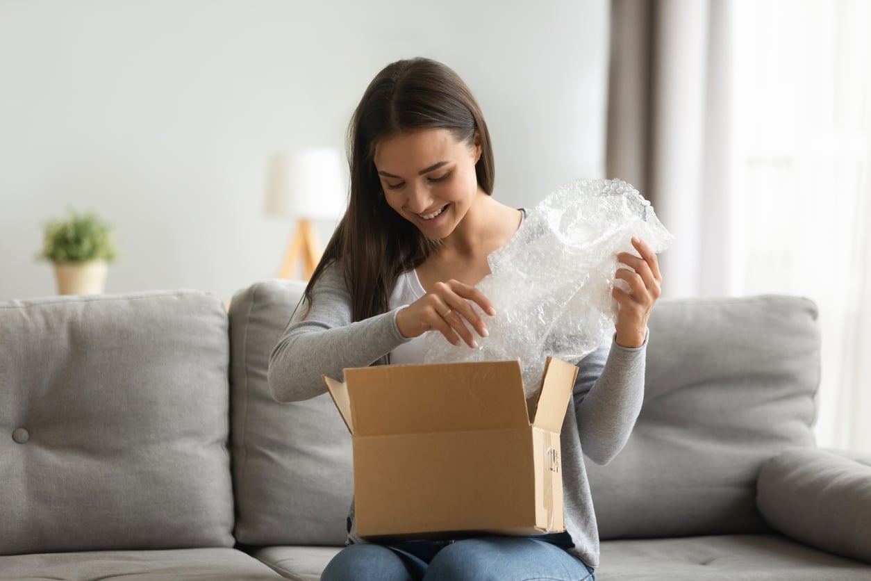 mujer paquete abierto orden online sala de estar