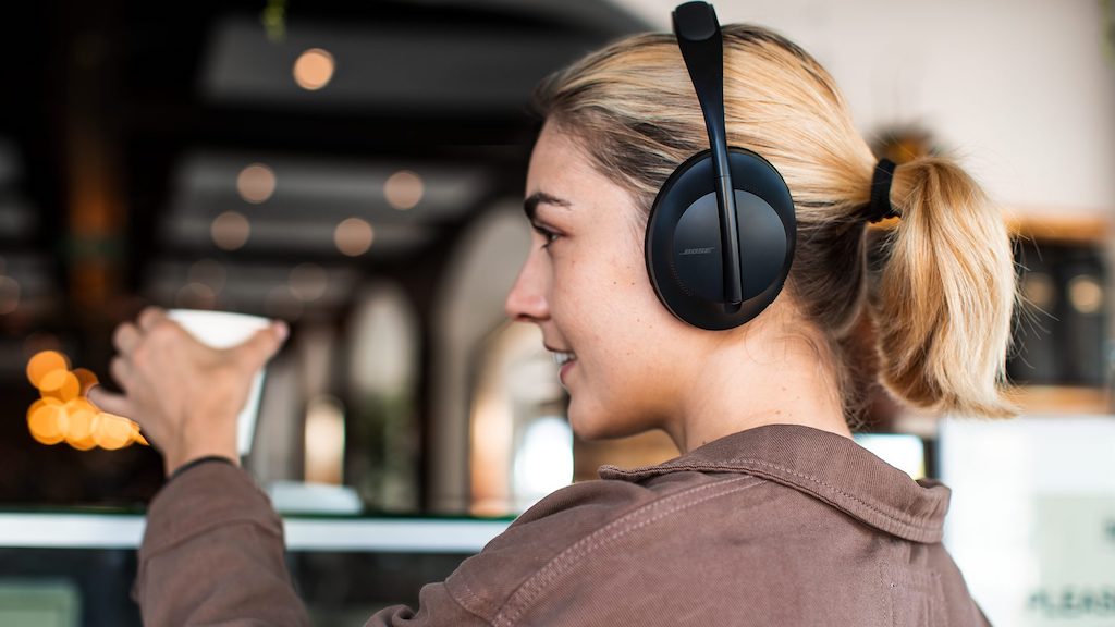 ¿Usar audífonos afecta la audición?  Aquí hay algunos consejos para evitar daños.