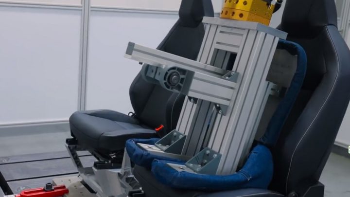 Tesla muestra el asiento de Cybertruck durante la prueba de resistencia